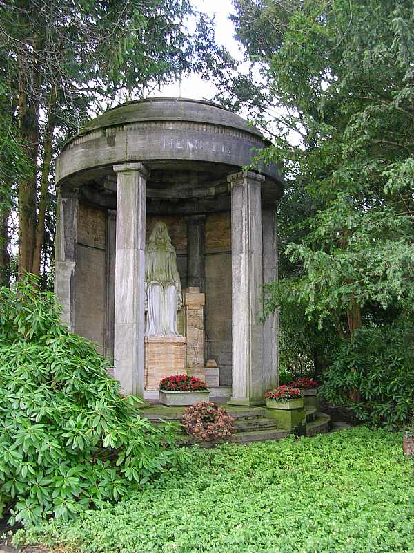 Grabmal der Familie Henkel auf dem Dsseldorfer Nordfriedhof