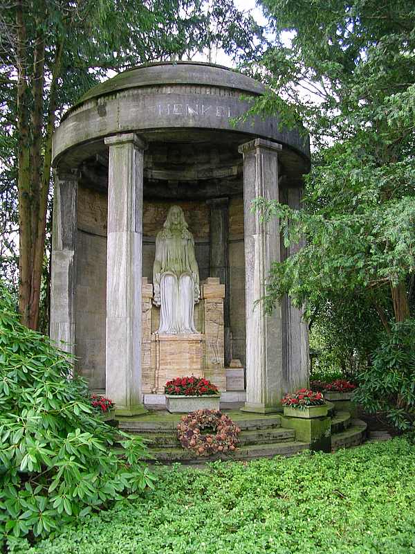Grabmal der Familie Henkel auf dem Dsseldorfer Nordfriedhof