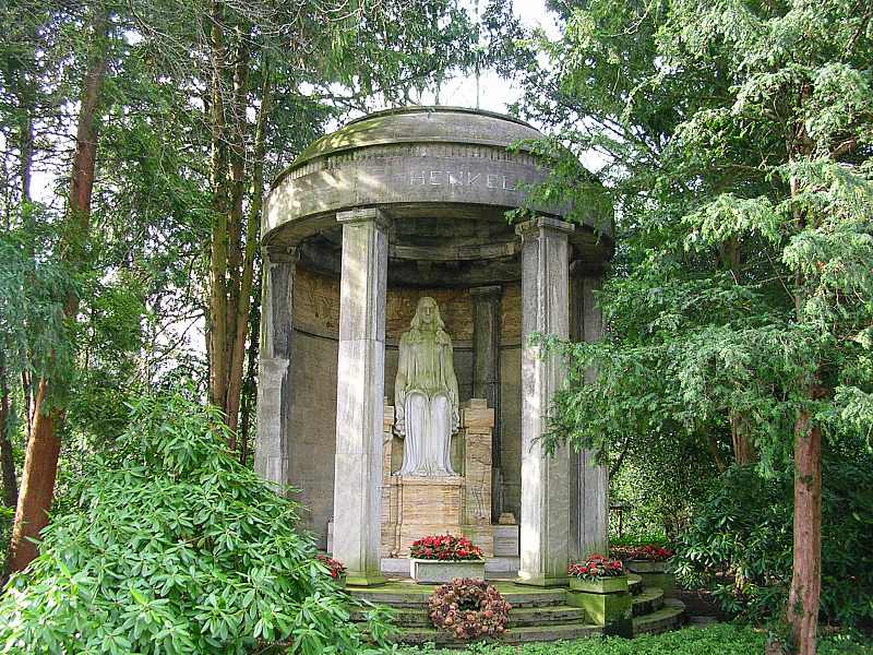 Grabmal der Familie Henkel auf dem Düsseldorfer Nordfriedhof