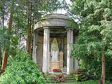 Das Grabmal der Familie Henkel auf dem Düsseldorfer Nordfriedhof. Hier klicken für diverse und vergrößerte Ansichten!