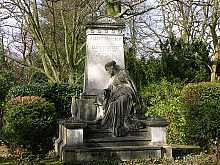 Das Grabmal der Familie Poensgen auf dem Düsseldorfer Nordfriedhof! Hier klicken für vergrößerte Ansicht!