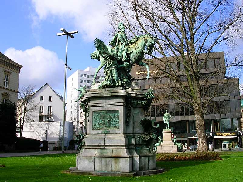 Kaiser Wilhelm I. Denkmal auf dem Martin Luther Platz in Düsseldorf!