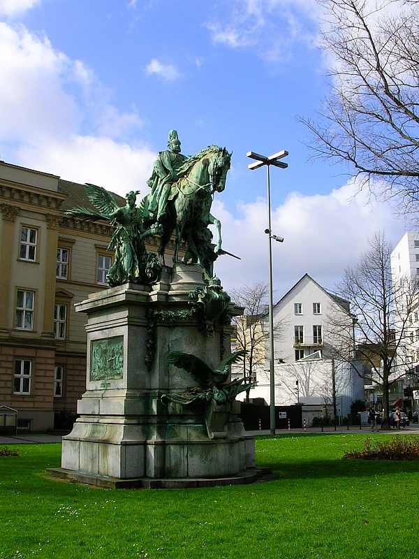 Kaiser Wilhelm I. Denkmal auf dem Martin Luther Platz in Dsseldorf!